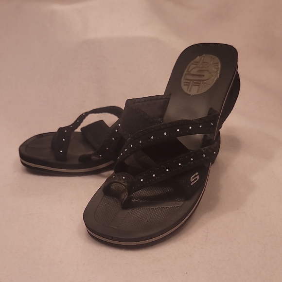 0654. NWOTs ~ Skechers Black Sandals with Thong Design and Studded Straps - Picture 1 of 10